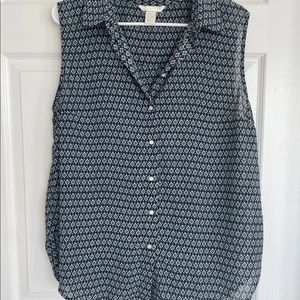 H&M blue and white sleeveless blouse
